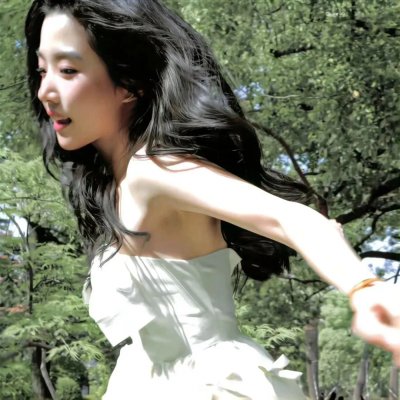 戴流苏耳环的少女